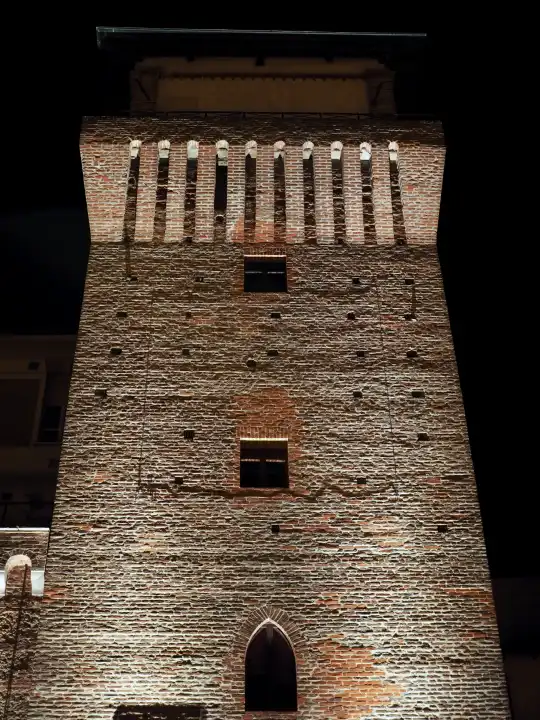 Nachtansicht des mittelalterlichen Turms und der Burg Torre Medievale in Settimo Torinese, Italien