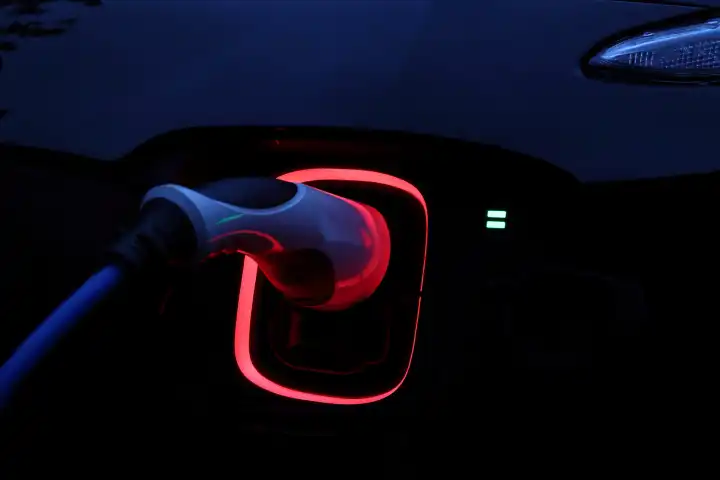 Rotes Licht vom Elektroauto-Ladegerät in der Nacht