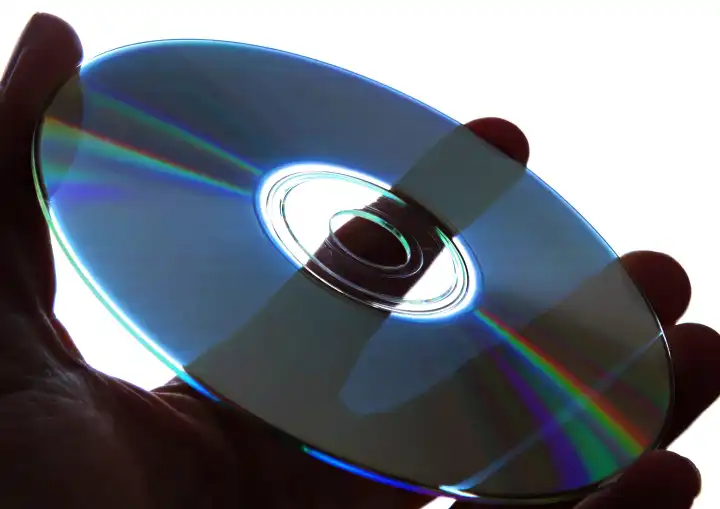 Hält eine Compact Disc in der Hand mit hellem Hintergrund