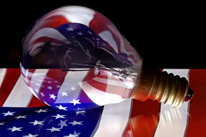 Flagge der Vereinigten Staaten reflektiert in einer Glühbirne
