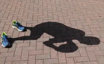 Schatten eines Basketballspielers mit echten Schuhen
