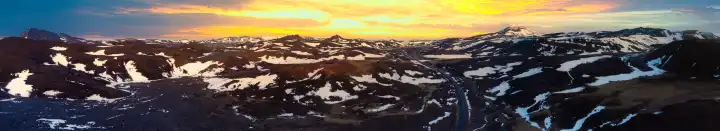 Luftaufnahme von Bergketten mit Schnee und Eis im Hochland von Island