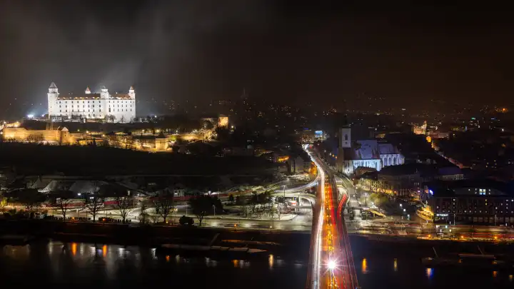 Blick über die Stadt Bratislava und Schloss Bratislaver und St. Martin's Cathedral bei Nacht