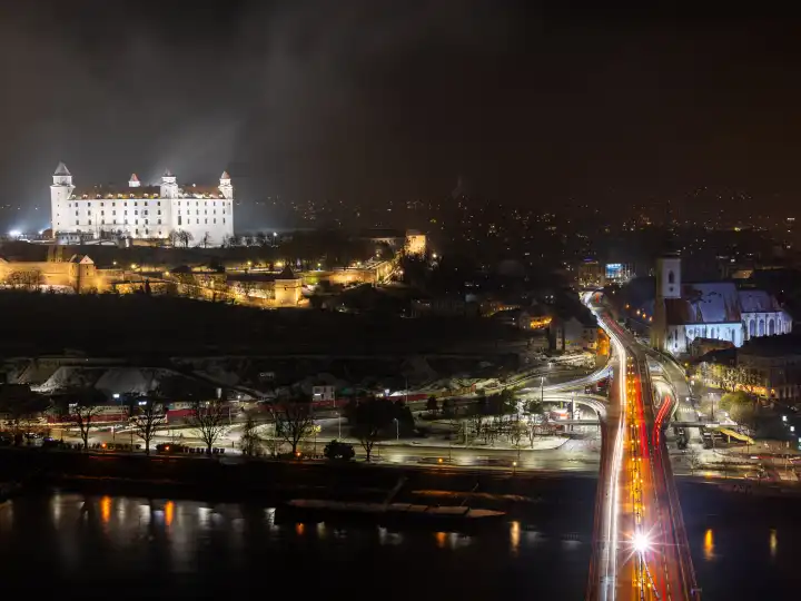 Blick über die Stadt Bratislava und Schloss Bratislaver und St. Martin's Cathedral bei Nacht