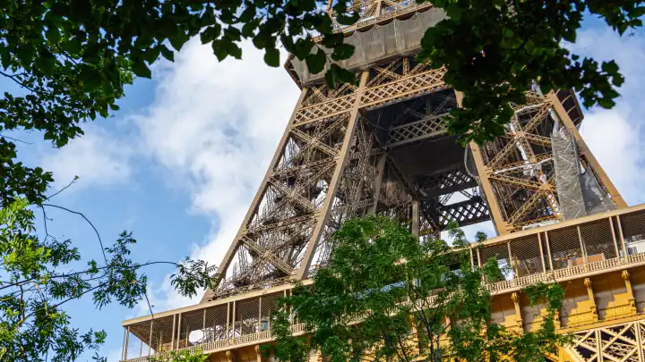 Das berühmte Pariser Wahrzeichen: Der Eiffelturm im Sommer