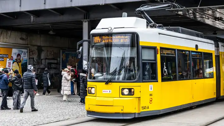 Eine Straßenbahn (Tram) der Berliner Verkehrsbetriebe (BVG) am Alexanderplatz