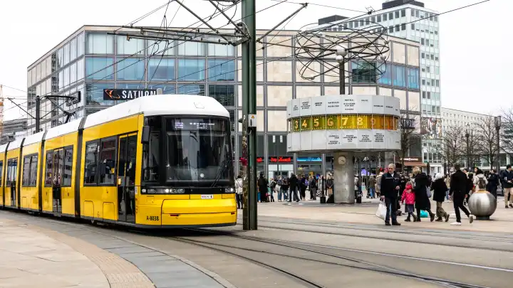 Eine Berliner Straßenbahn der BVG ("Berliner Verkehrsbetriebe") auf dem berühmten Alexanderplatz