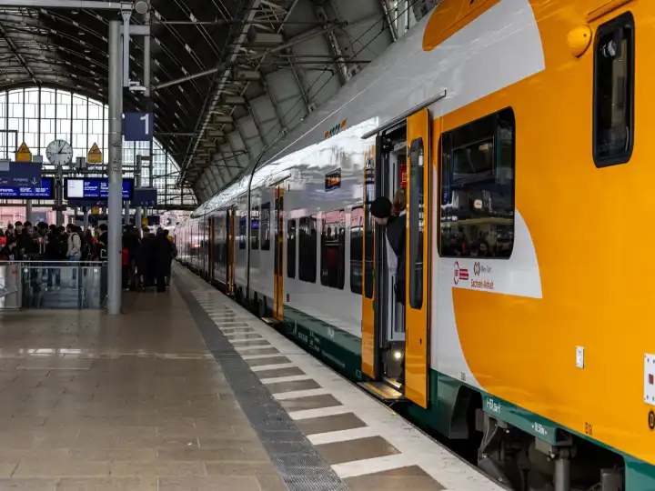 Ein Regionalzug der ODEG (Ostdeutsche Eisenbahn GmbH) im Bahnhof Berlin - Alexanderplatz