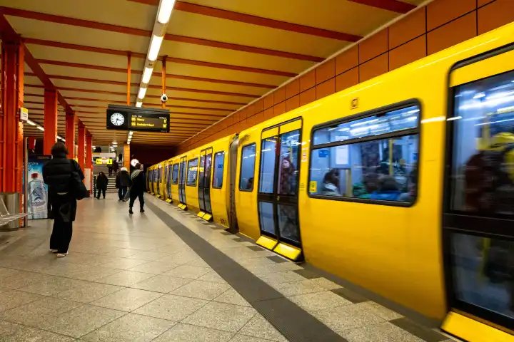 Fahrgäste steigen am U-Bahnhof Schillingstraße in Berlin in einen U-Bahn-Zug der Berliner Verkehrsbetriebe (BVG) ein.