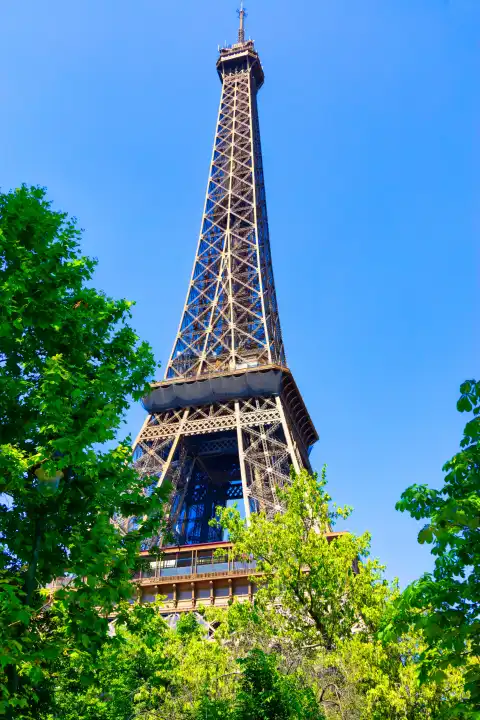 Das berühmte Wahrzeichen von Paris: Der Eiffelturm im Sommer