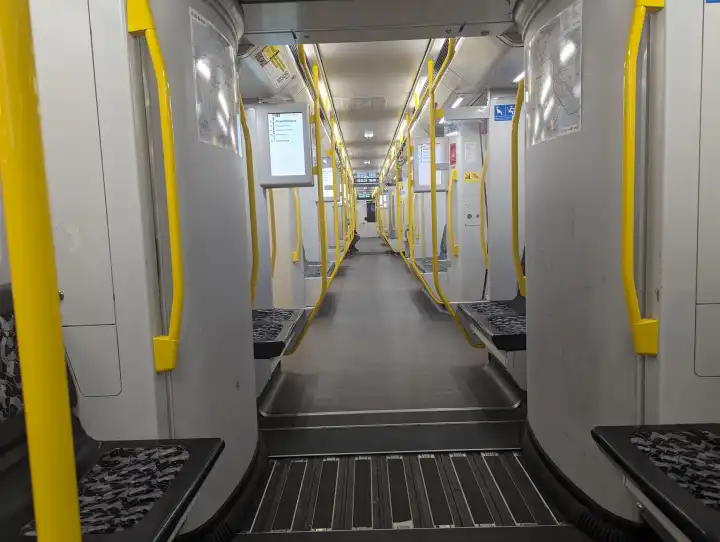 Innenaufnahme einer U-Bahn der BVG in Berlin