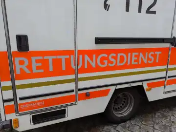 Schriftzug Rettungsdienst auf einem Rettungswagen