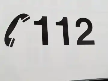 Notrufnummer 112 auf einem Rettungswagen