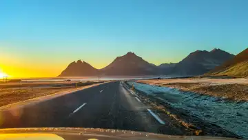 Die Landschaft beim Autofahren in Island