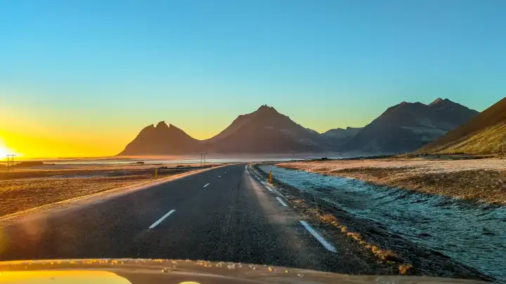 Die Landschaft beim Autofahren in Island
