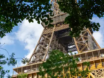 Das berühmte Wahrzeichen von Paris: Der Eiffelturm im Sommer