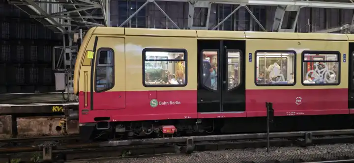 An S-Bahn of the S-Bahn Berlin GmbH