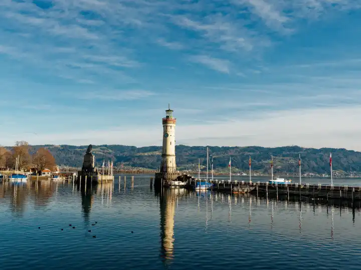 Lindauer Hafeneinfahrt mit Leuchtturm und Bayerischem Löwen