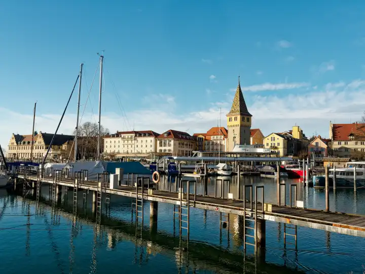 Lindau am Bodensee mit Yachthafen und Uferpromenade